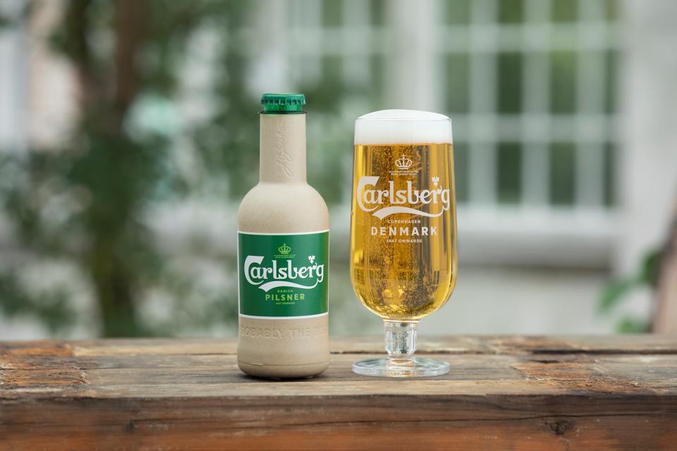 "Green Fiber Bottle“, eine nachhaltige Bierflasche aus Papier (Bild: Carlsberggroup)