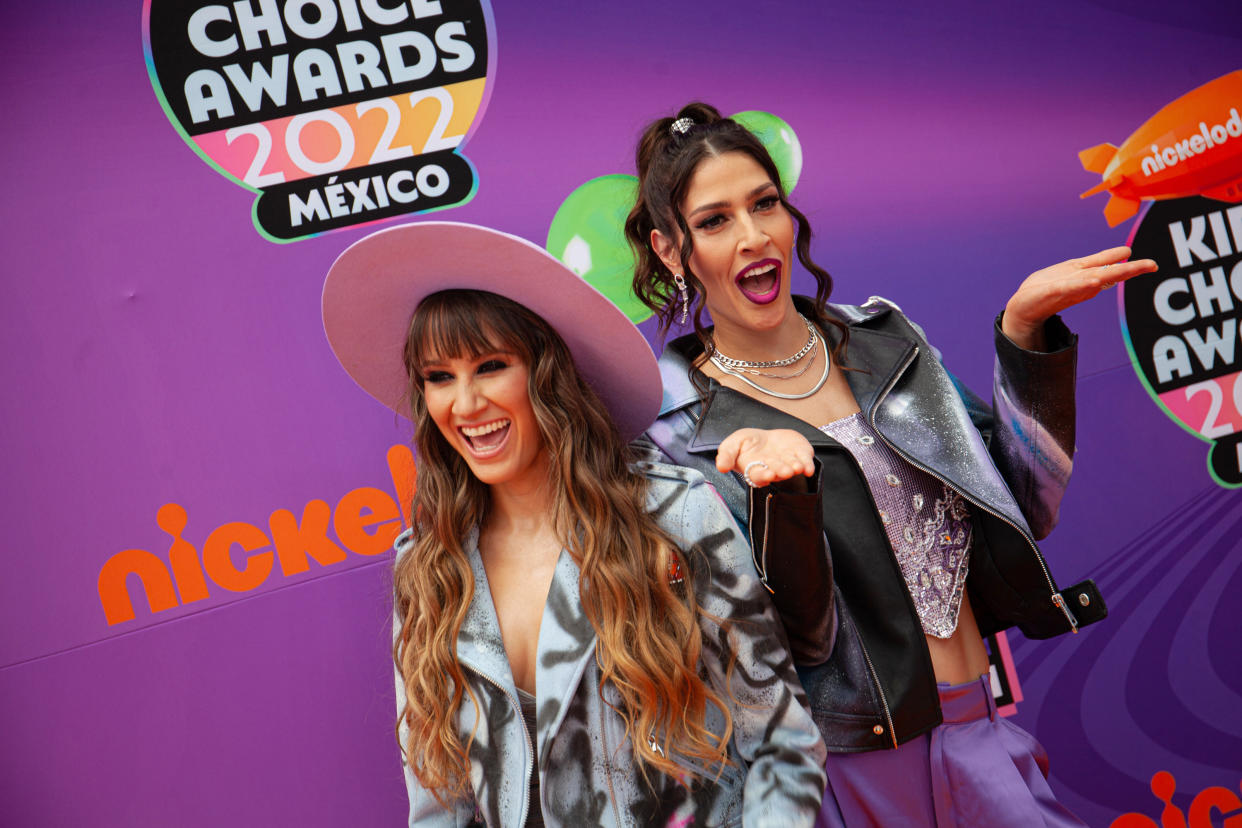 Hanna Nicole y Ashley Grace de Ha*Ash en Nickelodeon Kids Choice Awards Mexico 2022 en el Auditorio Nacional 2022 en México. (Photo by Pedro Mera/Getty Images)