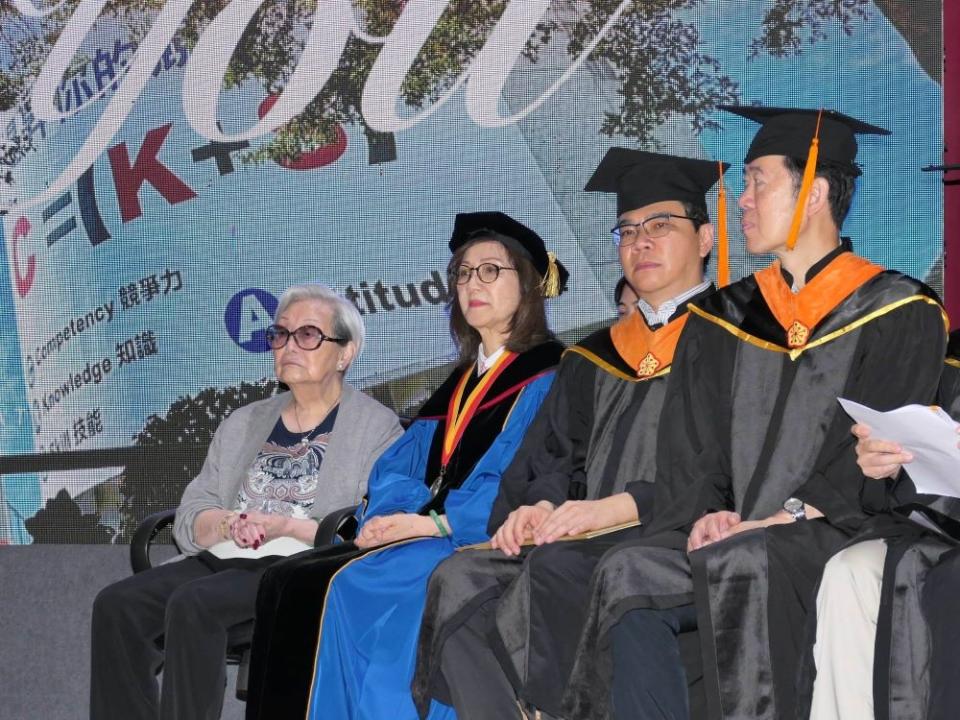 《圖說》高齡近百歲的創辦人孫陳淑娟特地參加畢業典禮，祝福同學鵬程萬里。〈龍華科大提供〉