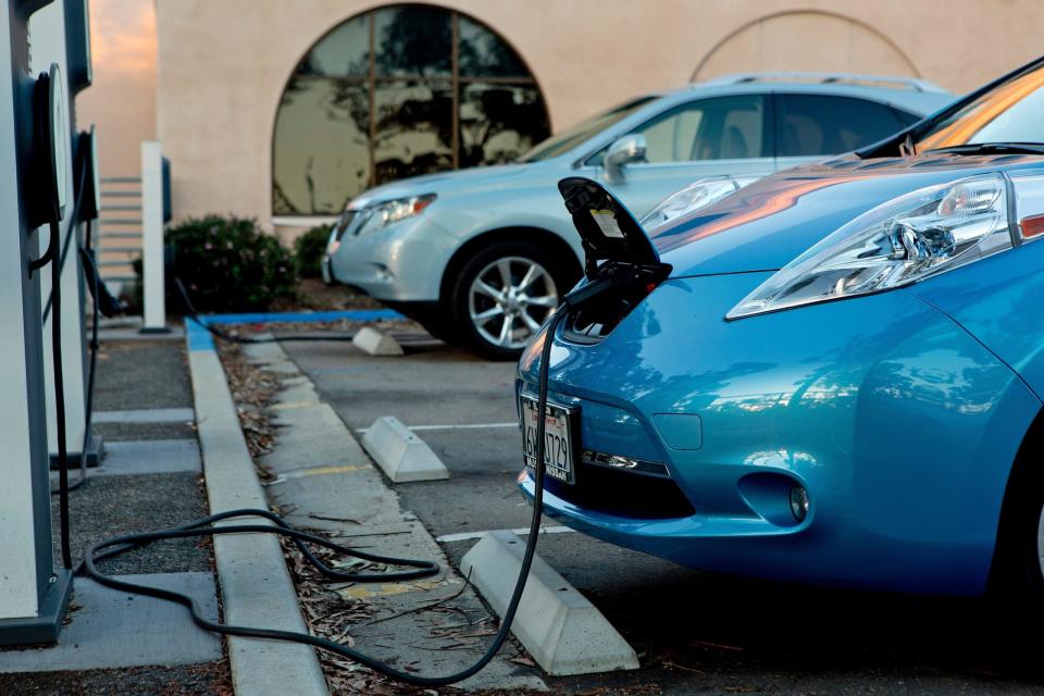 Das Elektroauto Nissan Leaf an einer Ladestation für Elektrofahrzeuge im Balboa Park in San Diego, Kalifornien. - Copyright: Dünzlullstein bild via Getty Images