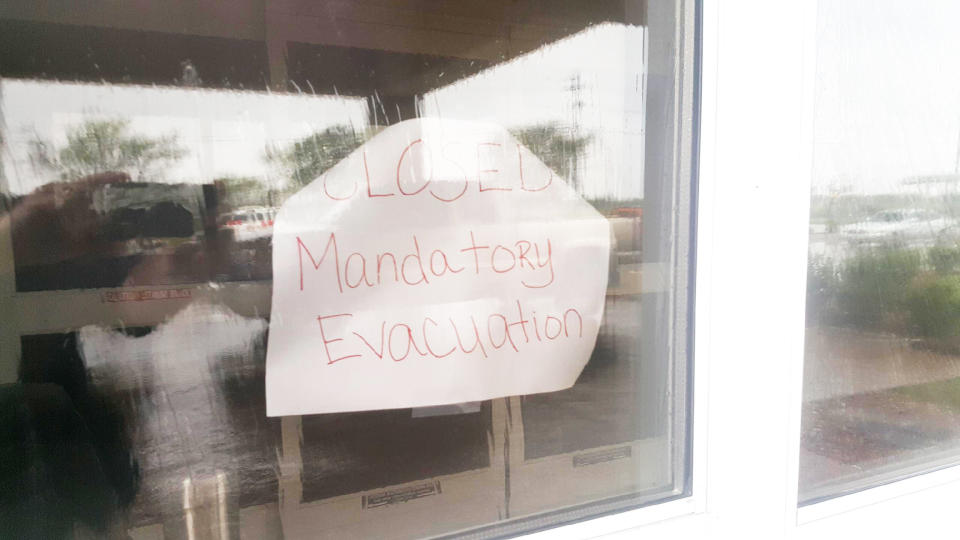 A sign hangs on the door at a La Quinta Inn in Victoria.&nbsp; (Photo: David Lohr/HuffPost)