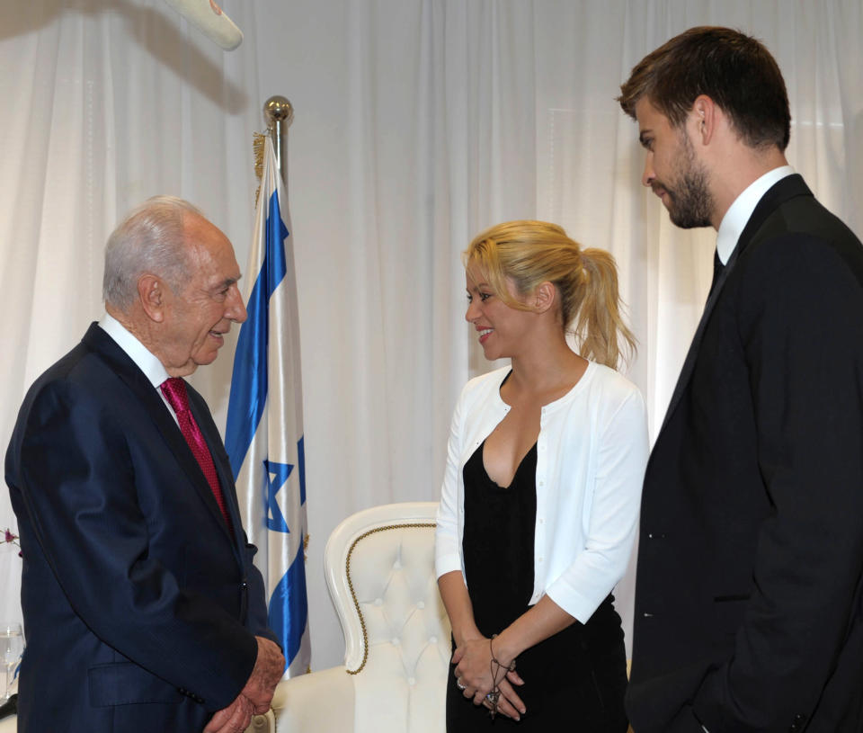 JERUSALEM, ISRAEL - JUNE 21: In this handout image provided by the Israeli Government Press Office (GPO), Israeli President Shimon Peres meets singer and UNICEF Goodwill ambassador Shakira and footballer Gerard Pique on June 21, 2011 in Jerusalem, Israel. Peres will hold a press conference with pop star Shakira to open the third annual Presidential Conference which will be attended by politicians, comedienne Sarah Silverman and Wikipedia founder Jimmy Wales. (Photo by Moshe Milner/GPO via Getty Images)