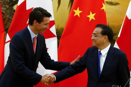 Chinese Premier Li Keqiang (R) and Canadian Prime Minister Justin Trudeau attend news conference at the Great Hall of the People in Beijing, China, August 31, 2016. REUTERS/Thomas Peter