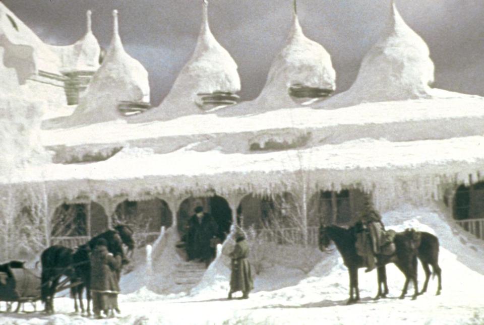 片中大雪紛飛的俄國場景，其實都是在西班牙搭建，以冰封的蠟充當冰雪、以假亂真。（華納兄弟提供）
