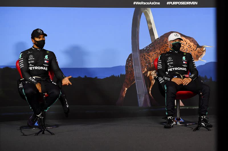 Valtteri Bottas y Lewis Hamilton de Mercedes usan mascarillas durante la conferencia de prensa después de la calificación, en Spielberg, Austria el 4 de julio de 2020