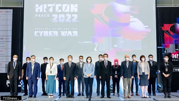 經濟部工業局與台灣駭客協會共同舉辦第十八屆「二○二二年台灣駭客年會」，蔡總統（前排中）出席開幕典禮並與貴賓合影。