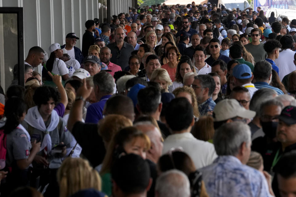 Votantes se acumulan fuera de un centro de votación en las elecciones generales en Ciudad de Panamá, el domingo 5 de mayo de 2024. (AP Foto/Matías Delacroix)