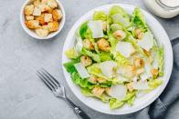 Nur echt mit Croutons: Auch ein Caesar Salad kommt in der klassischen Variante nicht ohne altes Brot aus. Ohne die gerösteten Würfel würde der Kreation aus Römersalat und Parmesan eine Komponente fehlen. (Bild: iStock/wmaster890)