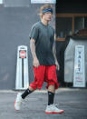 <p>The Biebs channeled a ’90s grunge rocker as he was seen leaving the gym in L.A. on Thursday. (Photo: Getty Images) </p>