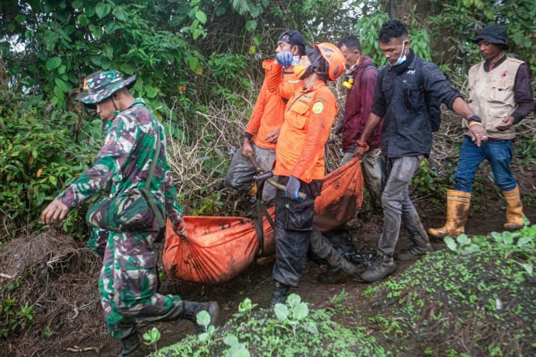 Des sauveteurs évacuent le corps d'une victime de l'éruption du Mont Marapi, le 5 décembre 2023 à Agam, sur l'île de Sumatra, en Indonésie (AFP - ADI PRIMA)