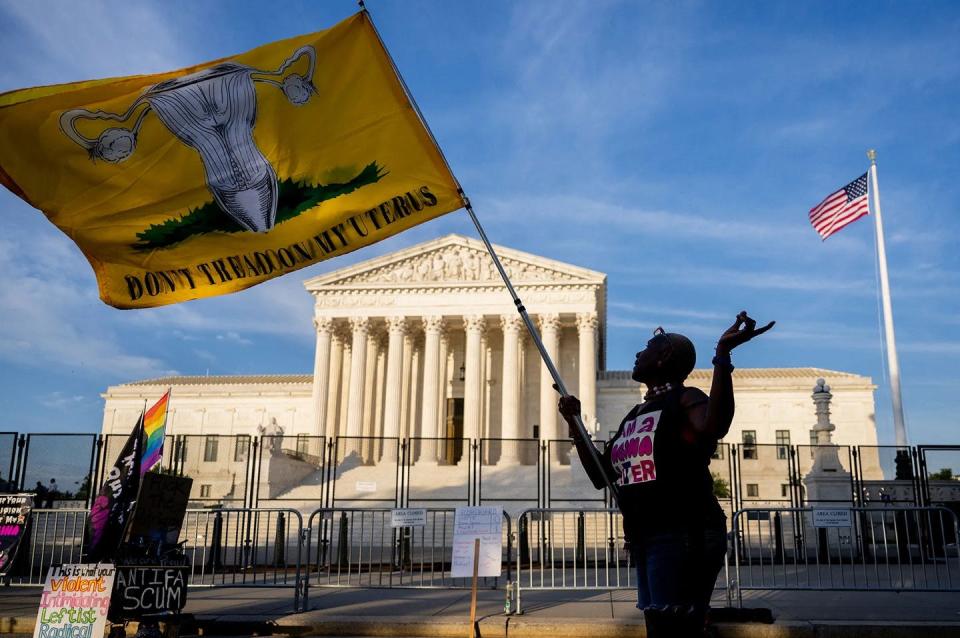 <span class="caption">Medio siglo de derechos reproductivos puesto patas arriba por el Tribunal Supremo.</span> <span class="attribution"><a class="link " href="https://www.gettyimages.com/detail/news-photo/nadine-sciler-dances-in-front-of-the-u-s-supreme-court-news-photo/1404304559?adppopup=true" rel="nofollow noopener" target="_blank" data-ylk="slk:Brandon Bell / Getty Images;elm:context_link;itc:0;sec:content-canvas">Brandon Bell / Getty Images</a></span>