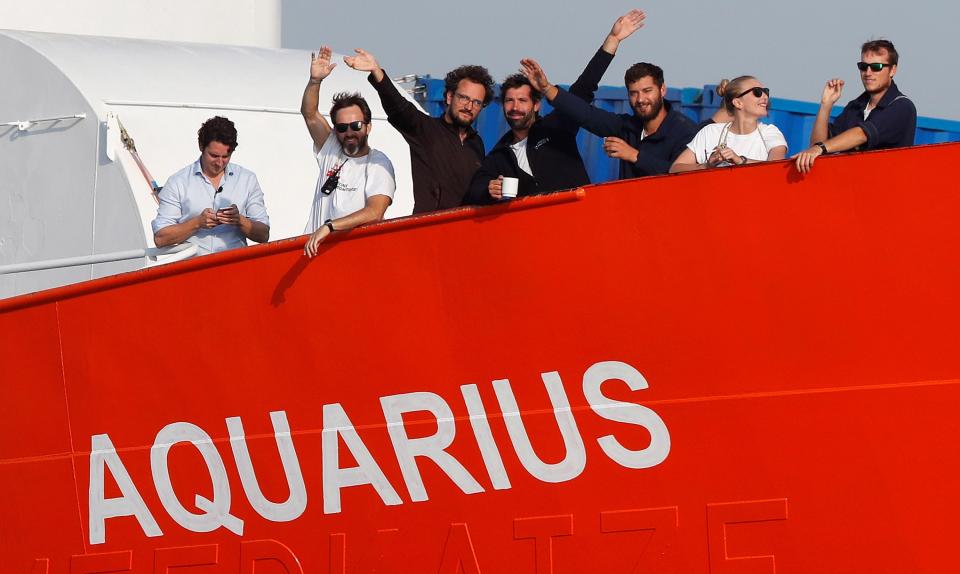 EPA6434. MARSELLA (FRANCIA), 29/06/2018.- Tripulantes del barco humanitario Aquarius saludan a su llegada al puerto de Marsella donde realiza una "escala técnica no programada" hoy, 29 de junio de 2018. La ONG francesa SOS Méditerranée, que opera el Aquarius junto a Médicos Sin Fronteras (MSF), explicó ayer en un comunicado que esperarán hasta el sábado para hacer declaraciones, después de que estos días se celebre un Consejo Europeo en Bruselas "en un contexto político tenso". EFE/ Guillaume Horcajuelo