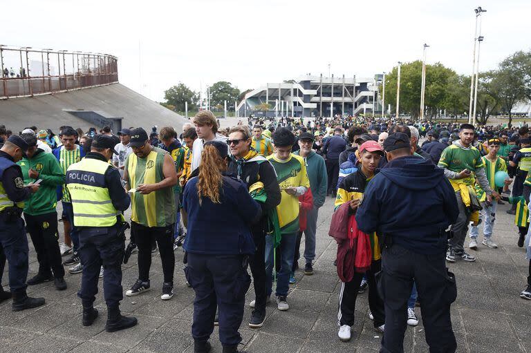 La policía desplegó 350 efectivos para custodiar el clásico