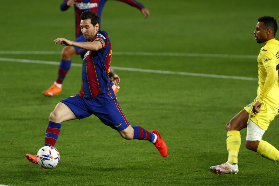 Lionel Messi avanza con el balón frente a Francis Coquelin del Villareal durante el partido de la Liga de España, el domingo 27 de septiembre de 2020, en Barcelona. (AP Foto/Joan Monfort)