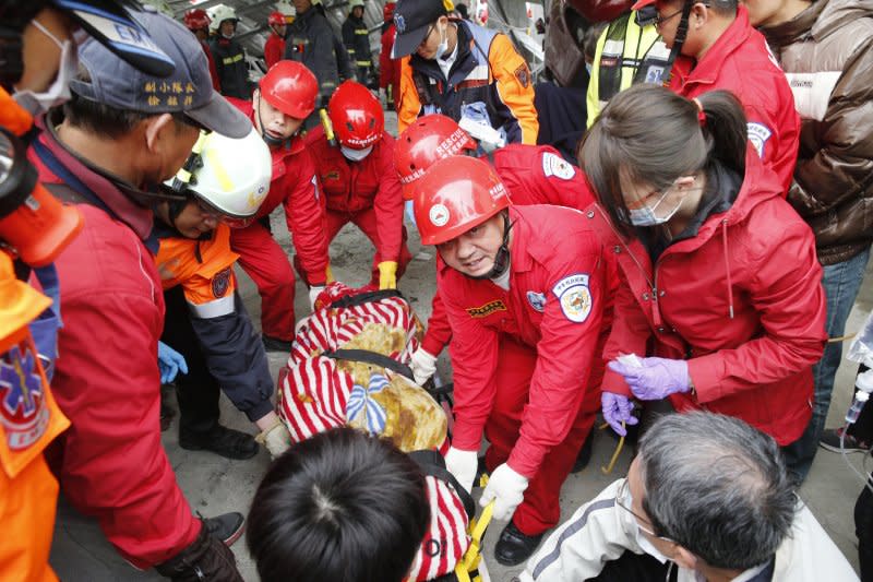 台灣南部大地震，台南市永康區維冠大樓遭強震震垮，災情慘重，救難人員全力搶救。（美聯社）