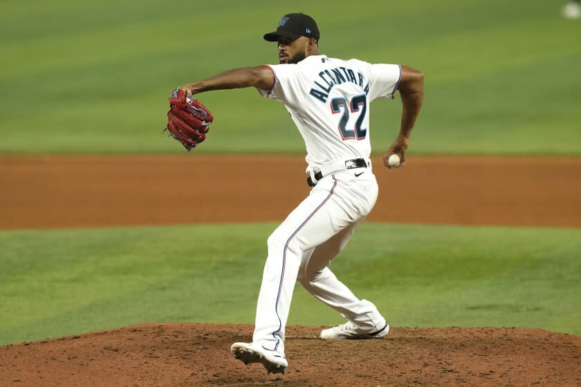 El abridor de los Marlins de Miami Sandy Alcántara trabaja en el séptimo inning del partido ante los Padres de San Diego, el lunes 15 de agosto de 2022, en Miami. (AP Foto/Marta Lavandier)