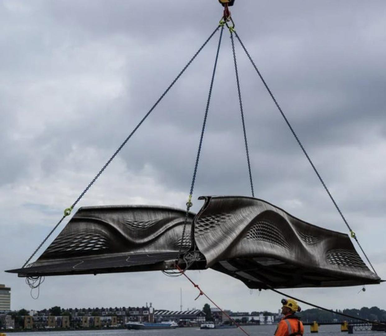 Der Transport der 3D-gedruckten Brücke in Amsterdam.