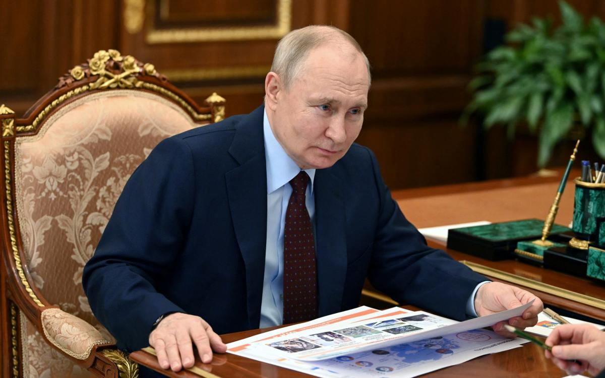 Russian Companies to Be Compelled by Putin to Purchase Depreciating Rouble