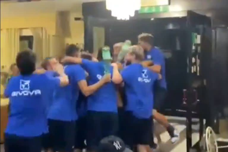 El plantel de Napoli United, en plena celebración maradoniana