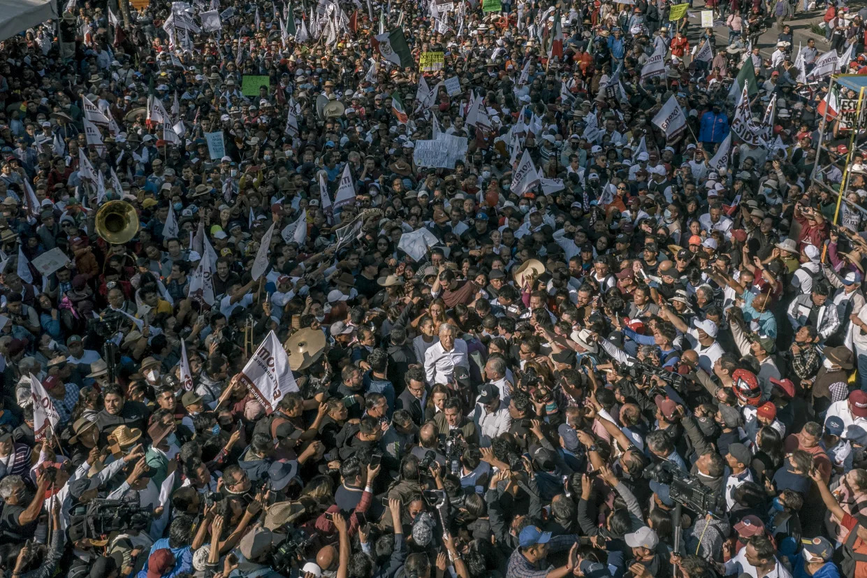 FOTO ARCHIVO | Andrés Manuel López Obrador, presidente de México, rodeado de simpatizantes durante un evento realizado en la Ciudad de México el 21 de Noviembre de 2022. (Luis Antonio Rojas/The New York Times)