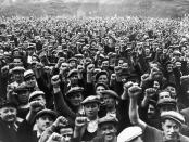 Mobilisant deux millions d’ouvriers, cette explosion sociale qui réussissait ici l'alliance des classes moyennes avec la classe ouvrière, donna lieu en mai et juin 1936 à une grève générale qui força le gouvernement de Léon Blum à mettre en place des réformes sociales importantes et inédites. Pacifiques et sans violence, ces grèves qui se déroulèrent principalement dans les usines, ont vu les ouvriers se mobiliser dans la joie et la bonne humeur, en organisant des bals ou encore des parties de cartes. Les historiens les appelleront les “grèves de la joie”. ©Keystone/Hulton Archive/Getty Images