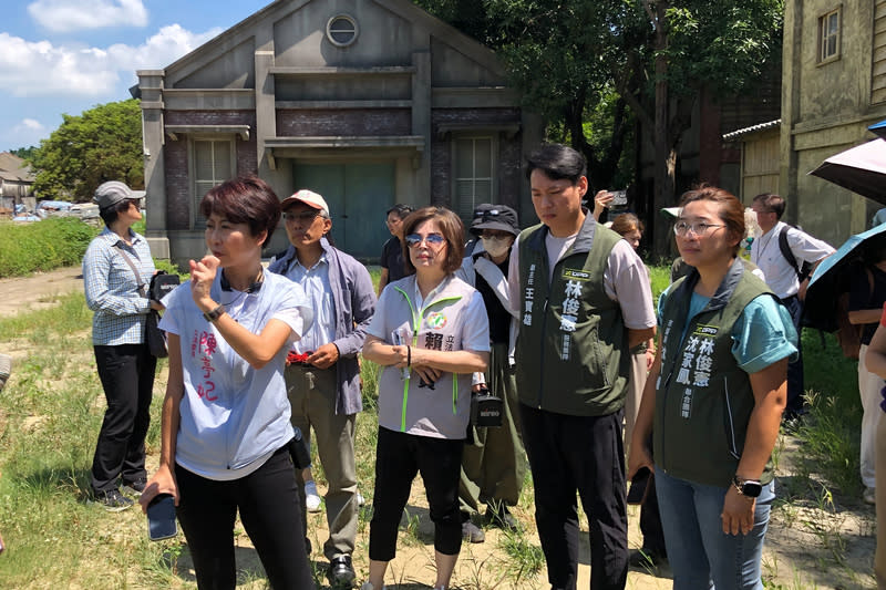 立法院財委員考察台南岸內影視基地 立法院財政委員會24日辦理台南市鹽水區岸內影視基 地考察，民進黨立委賴惠員（前右3）、陳亭妃（前 左）到場。 （賴惠員服務處提供） 中央社記者楊思瑞台南傳真  113年6月24日 