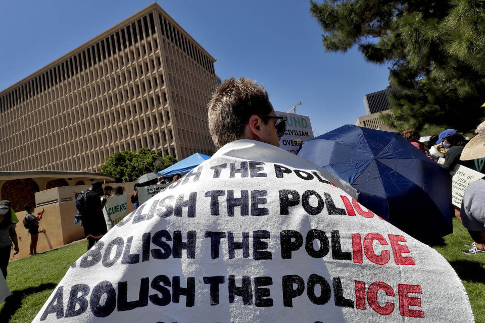Planteamientos más radicales como abolir del todo las policías también se han dado durante las protestas en EEUU. (AP Photo/Matt York)