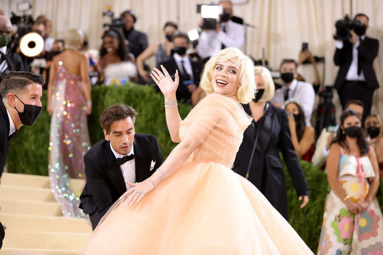 La cantante Billie Eilish llega a la Gala Met 2021, en la ciudad de Nueva York, con un imponente vestido de Oscar de la Renta