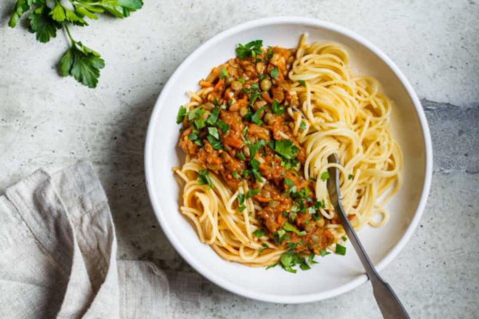 Una opción diferente de pasta a la bolognesa, ahora de lentejas, prueba esta receta en casa, te va a encantar. / Foto: iStock