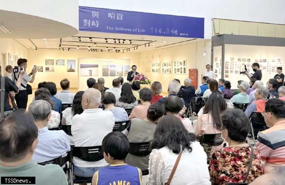 由鄭建國、李先生、高淑媛攝影展，台北雲林同鄉董事長譚亮吉，表達致意展演成功，歡迎各界參展。(記者劉春生攝)