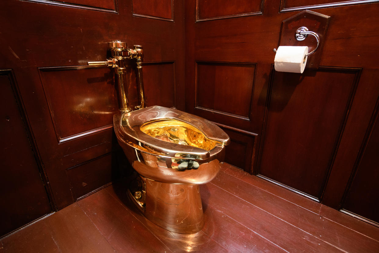"America", eine voll funktionsfähige Toilette aus massivem Gold, geschaffen vom Künstler Maurizio Cattelan, wurde aus Blenheim Palace in Woodstock, England, gestohlen. (Foto: Leon Neal/Getty Images)