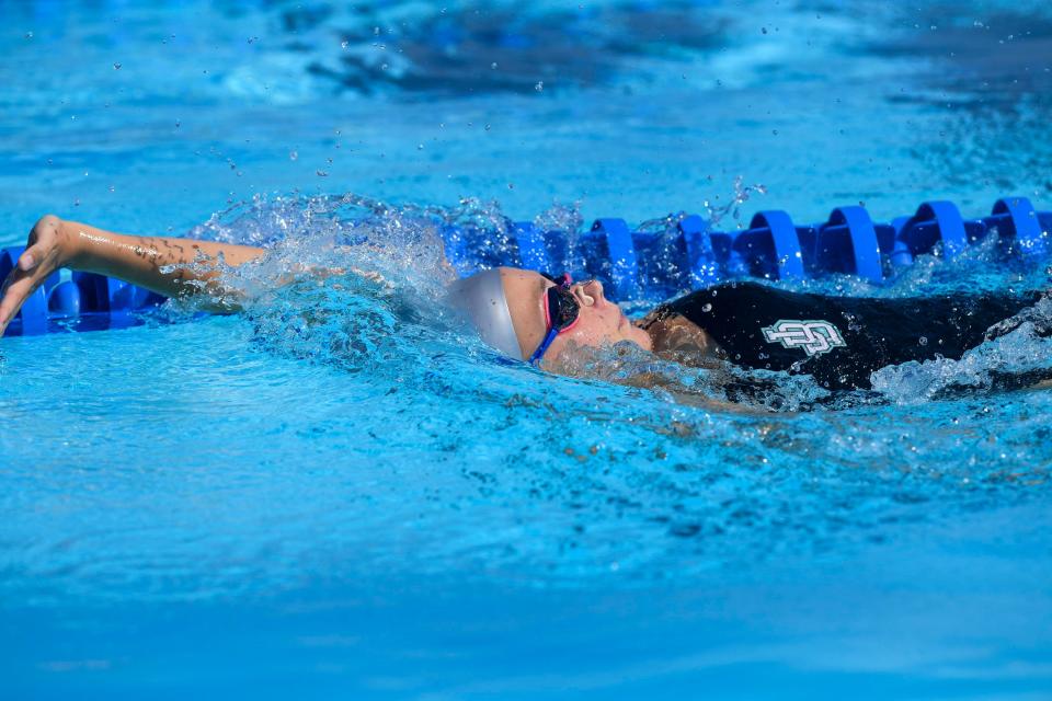 Jordan Riordan, de Jensen Beach, compite en los 100 yardas espalda durante una competencia de natación de la escuela secundaria, el sábado 23 de septiembre de 2023, en el Complejo Acuático Anne Wilder del Indian River State College en Fort Pierce.