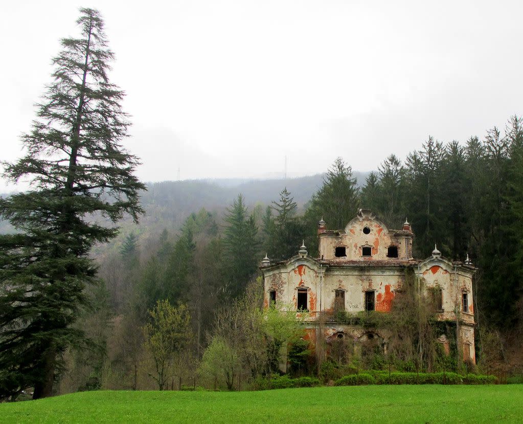 hill station, natural landscape, atmospheric phenomenon, property, estate, tree, house, mansion, rural area, building,