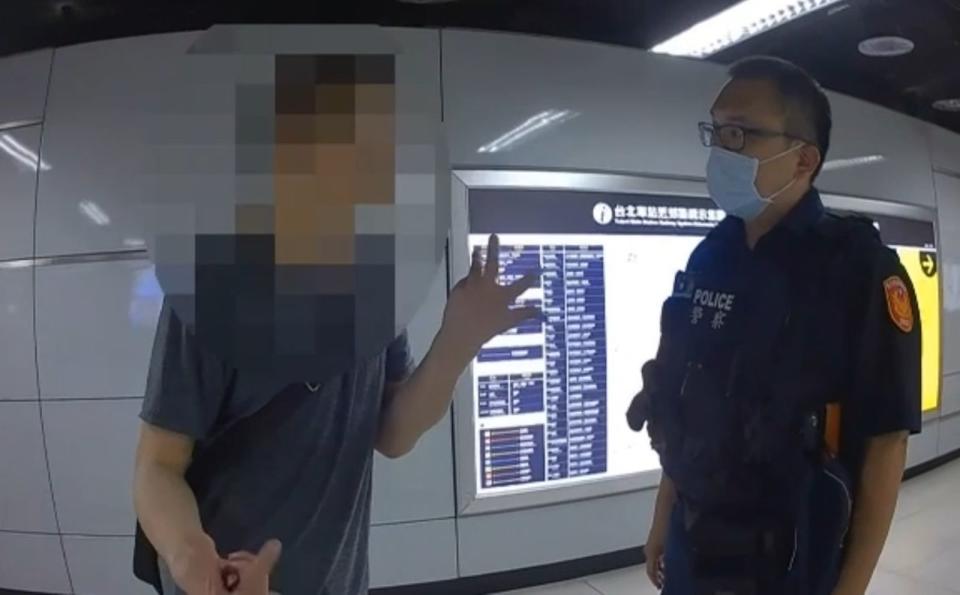 借錢哥（左）得手隔日還在台北車站站內閒晃，當場被警方查獲。（翻攝畫面）
