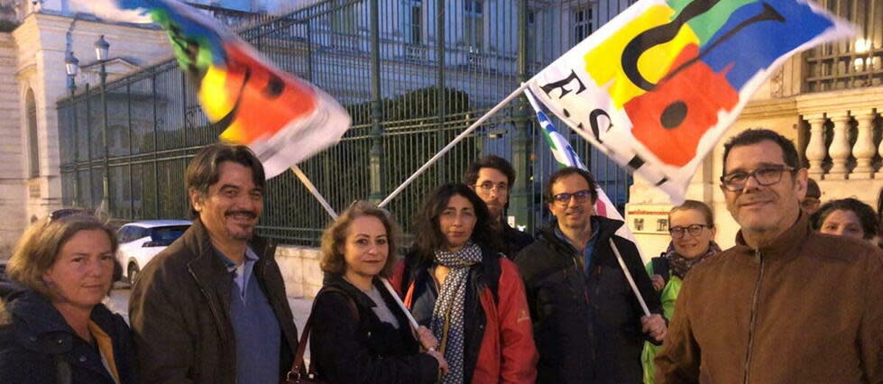 Une poignée de manifestants se sont réunis devant la préfecture à Nîmes.  - Credit:Henri Frasque