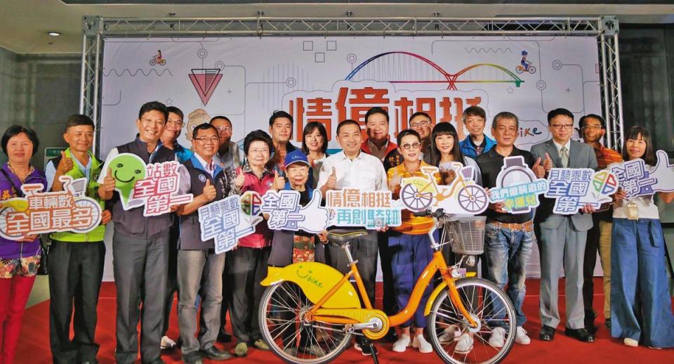 台北市政府推動YouBike2.0計畫，但前後2款車輛及車柱規格無法相容，連新北市長侯友宜都痛批浪費公帑。（翻攝自YouBike大台北粉絲團）