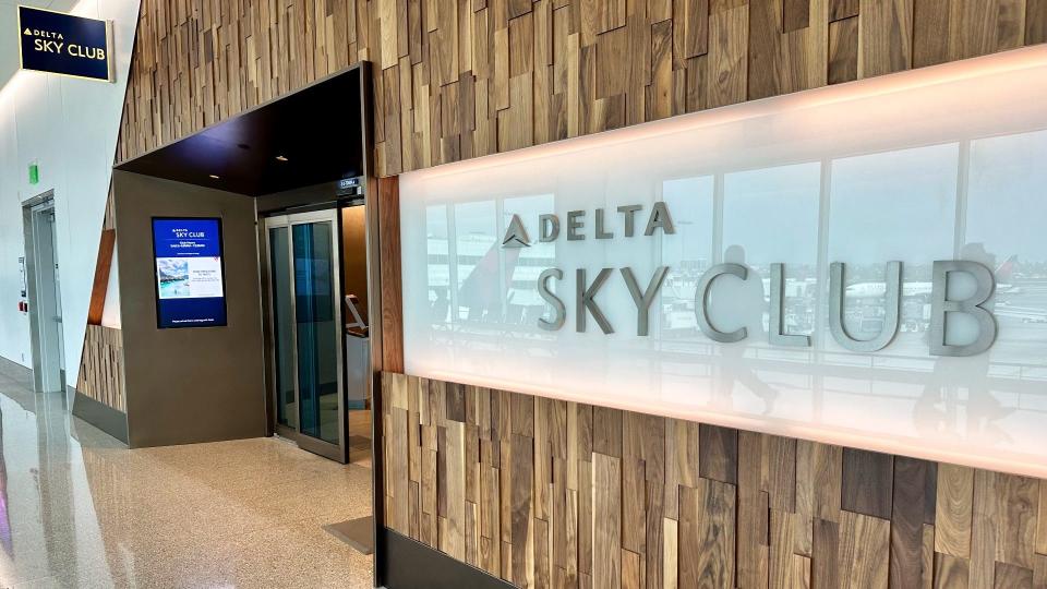 Delta’s new Sky Club at LAX looked luxe from the moment I stepped inside. The place was massive and seemed to go on forever.