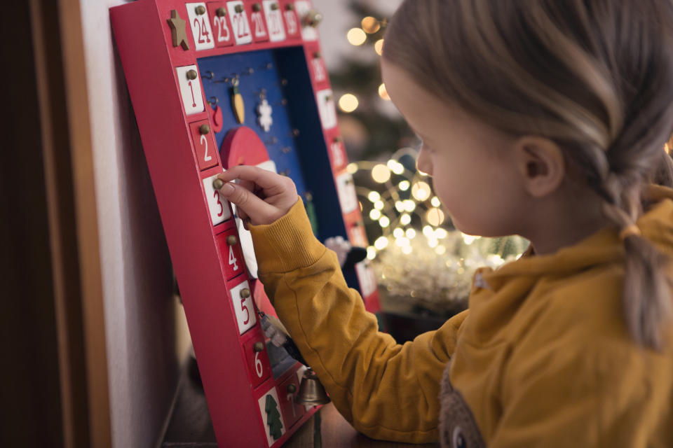 Schnäppchenjäger kommen jetzt auf ihre Kosten: Auch Adventskalender bieten viele Händler am Black Friday günstiger an (Bild: Getty).