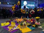 People gather to pay tribute to former NBA and Los Angeles Lakers player Kobe Bryant on January 26, 2020 following his death in a helicopter crash near Los Angeles. (Photo by Chris Delmas / AFP)