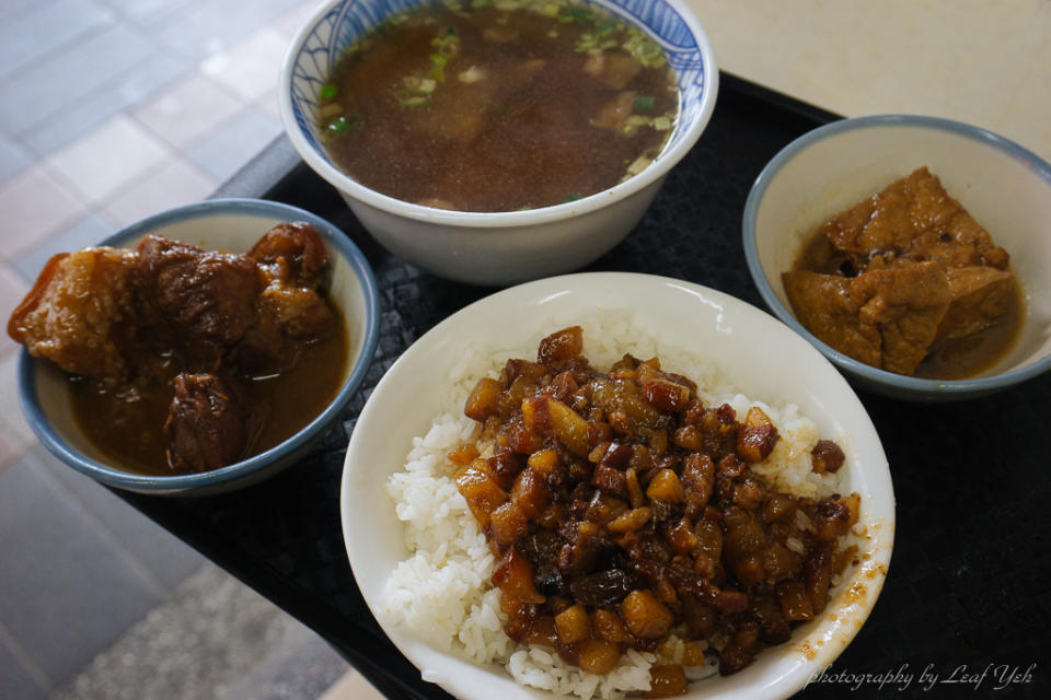 源味滷肉飯,康熙推薦滷肉飯,康熙曾子余推薦魯肉飯,淡水小吃推薦,台北滷肉飯推薦,淡江消夜,淡水宵夜,淡江美食必吃,淡水魯肉飯推薦,淡江便當推薦