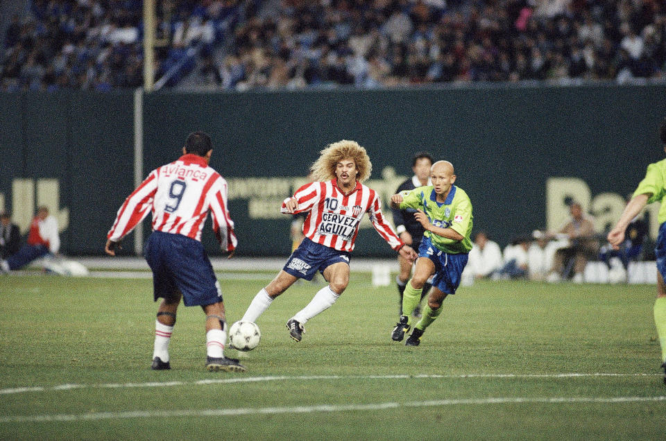 Iván René Valenciano (9) compartió el campo con Carlos Valderrama y convirtieron al Junior de Barranquilla en campeón de Colombia en 1995. (AP Photo/Koji Sasahara)