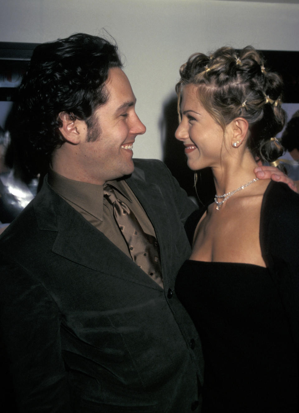 Après s’être donnés la réplique en 1998 dans la comédie romantique <em>L’objet de mon affection</em>, Jennifer Aniston et Paul Rudd se retrouvent dans <em>Friends </em>à partir de 2002. L’acteur incarne Mike Hannigan, le petit-ami de Phoebe, dans 18 épisodes de la série. Alors que son personnage est l’un des seuls à réussir à se greffer à la bande d’amis, le comédien a bien failli être renvoyé dès le premier jour de tournage. Sur le plateau, Paul Rudd avait aperçu Jennifer Aniston "<em>sur un Segway parce qu’elle s’était cassé l’orteil et que tout le monde était émerveillé</em>". "<em>Matt LeBlanc a demandé à essayer l’engin et a immédiatement su s’en servir. J’ai ensuite demandé à l’essayer aussi. Je me suis retourné et j’ai roulé sur le pied de Jennifer. Les producteurs étaient paniqués et c’est comme s’ils se disaient :</em> ’Est-il trop tard pour le renvoyer ? Son personnage est-il établi ?′ <em>Je me sentais très mal...</em>", raconte Paul Rudd dans le Graham Norton Show en octobre 2019. Avec le temps, Jennifer Aniston a su lui pardonner cette boulette. En 2012, ils se retrouvent dans la comédie <em>Peace, love et plus si affinités</em>. (Photo by Ron Galella, Ltd./Ron Galella Collection via Getty Images)