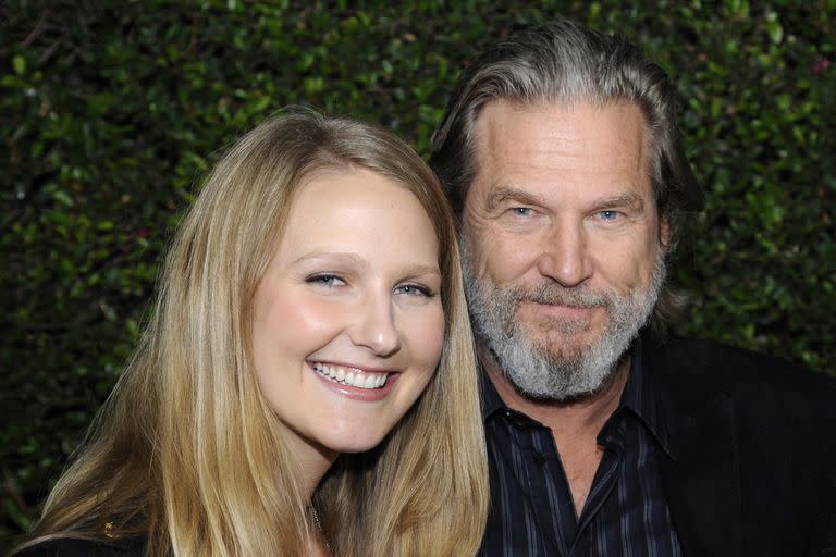 Cast member Jeff Bridges poses with wife Susan (R) and daughter Hayley (L) at an industry screening of the film "True Grit" in Beverly Hills, California December 9, 2010. REUTERS/Phil McCarten (UNITED STATES - Tags: ENTERTAINMENT PROFILE)