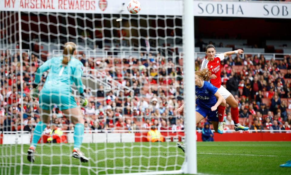 <span>Emily Fox, who had Arsenal’s best chance, goes close with a header against Everton.</span><span>Photograph: John Sibley/Action Images/Reuters</span>