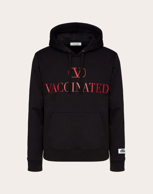 La sudadera de Valentino para promover la vacunación contra el COVID