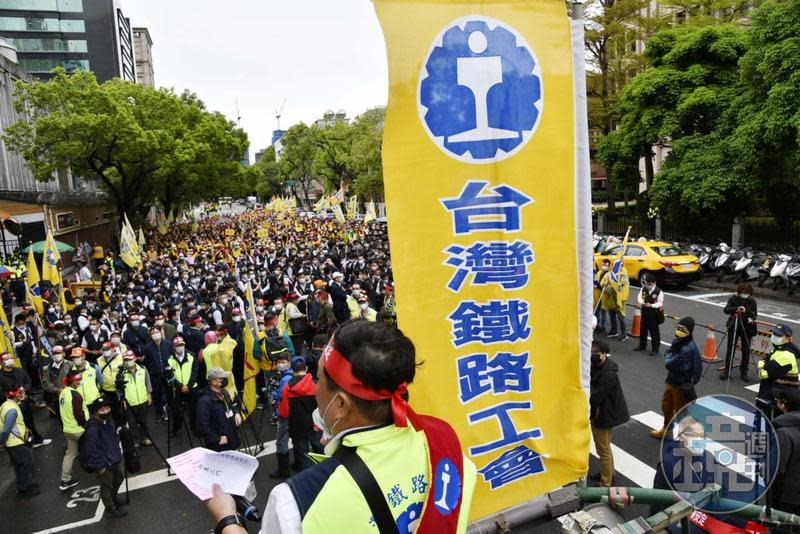 台鐵員工們因公司化條例與交通部槓上，為表達抗議於5/1勞動節合法集體休假；圖為台鐵員工3月底上街抗議。（本刊資料照）