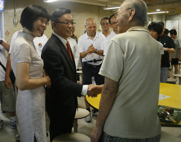 Mr Tan and his wife interact with the elderly in Chinatown. (Yahoo! photo/ Kai Fong)