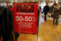 La gente compra durante el "Black Friday" en el Roosevelt Field Mall en Garden City, Nueva York, EEUU, 23 de noviembre de 2018. REUTERS/Shannon Stapleton