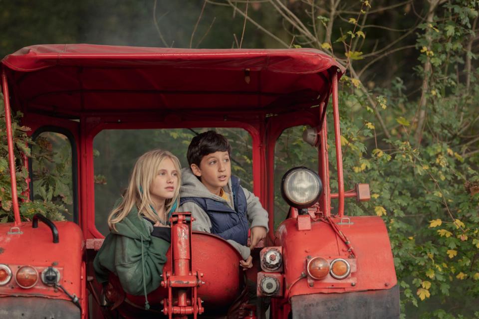 Ob sie damit weit kommen? Finn (Miran Selcuk) und Jola (Lotte Engels) haben einen alten Traktor kurzgeschlossen. Jetzt wollen sie damit gerne bis zum Meer fahren. (Bild: Leonine / Jens Hauspurg)