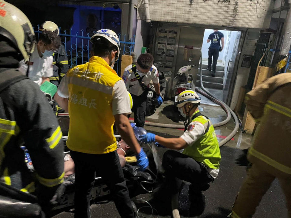 台北市警消31日凌晨3時初獲報，士林區通河東街1段附近巷弄發生火警，警消撲滅火勢後，發現此公寓5樓為隔間出租套房，火勢燒毀冷氣室內機、燃燒面積約1平公尺，被救出男子為日本籍通告藝人大久保勇太。（翻攝畫面／中央社）